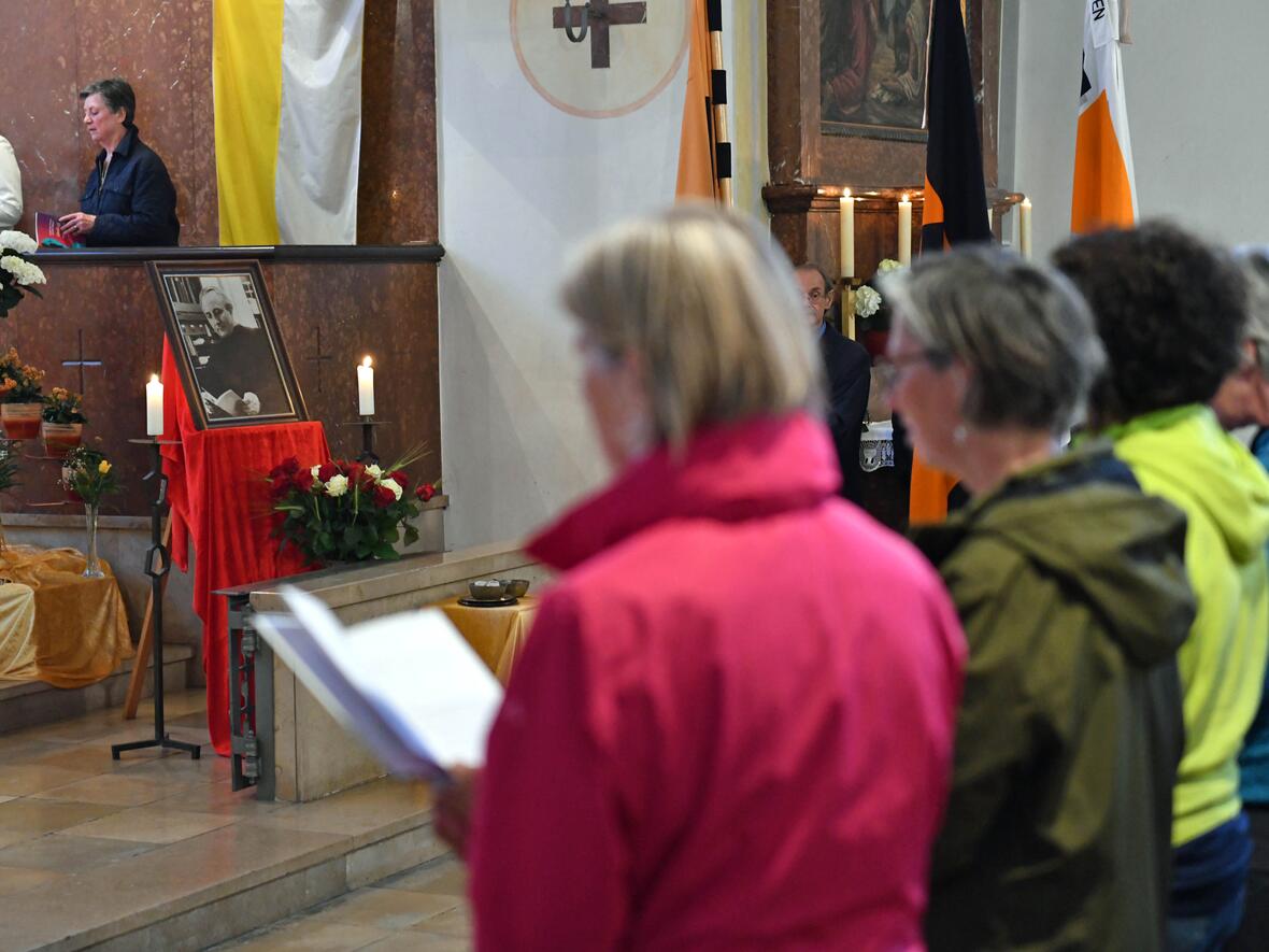 Sich einem neuen Seligen pilgernd nähern: Max Josef Metzger fand nach seinem Märtyrertod seine letzte Ruhestätte in Meitingen, auf dem Gemeindefriedhof nahe der Pfarrkirche. (Fotos: Nicolas Schnall / pba)