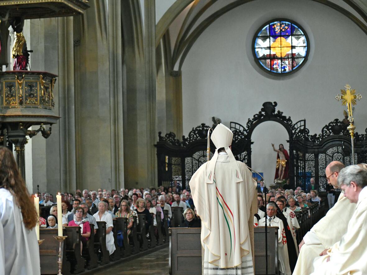 Bischof Bertram predigte zum Ulrichsfest vor einer mit Gläubigen gefüllten Basilika. (Fotos: Nicolas Schnall / pba)
