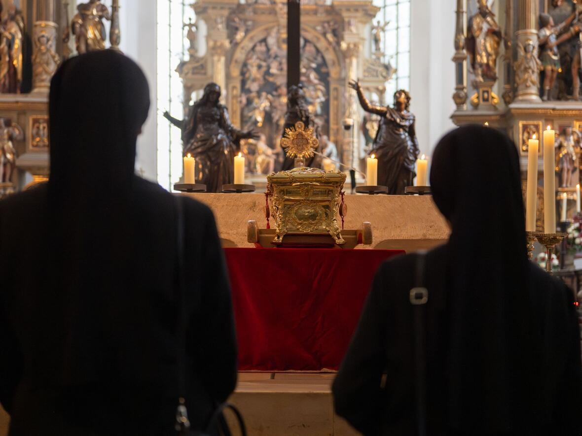 "Zeugen der Hoffnung sein": Zwei Ordensschwestern vor dem Schrein des heiligen Ulrich (Fotos: Julian Schmidt / pba)