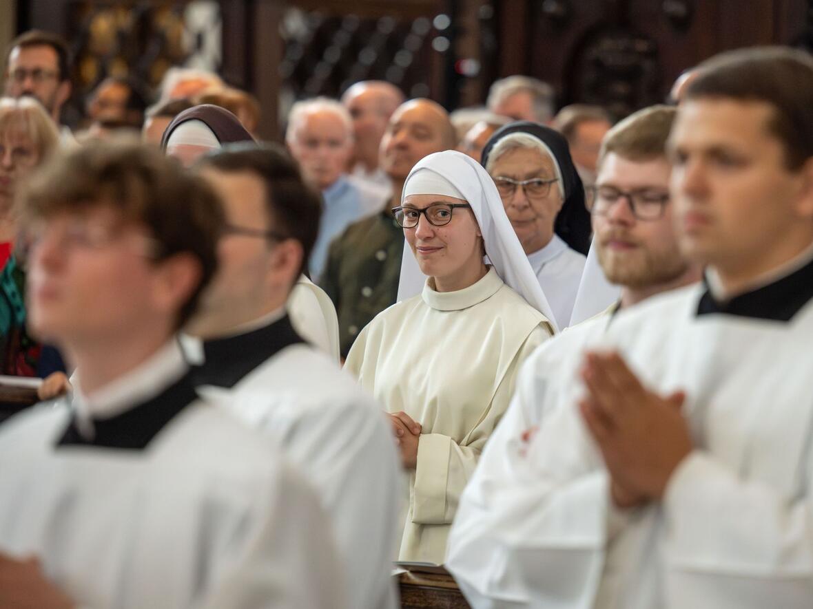 Zahlreiche Ordensgeistliche und Seminaristen nahmen an dem Eröffnungsgottesdienst teil.