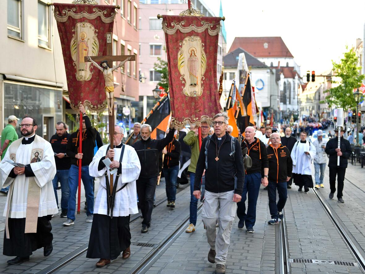 Rund tausend Männer sind in der Ulrichswoche gemeinsam zum Schrein des Heiligen gepilgert. (Fotos: Nicolas Schnall / pba) 