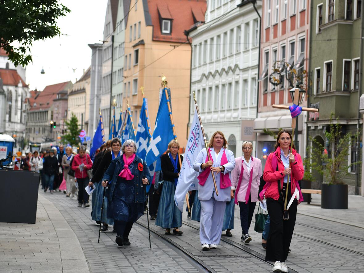 Mit dem Wegkreuz vorneweg und zahlreichen Fahnenträgerinnen pilgerten die Frauen vom Dom über die Maxstraße bis hin zur Basilika St. Ulrich und Afra. (Fotos: Maria Rösch / pba). 