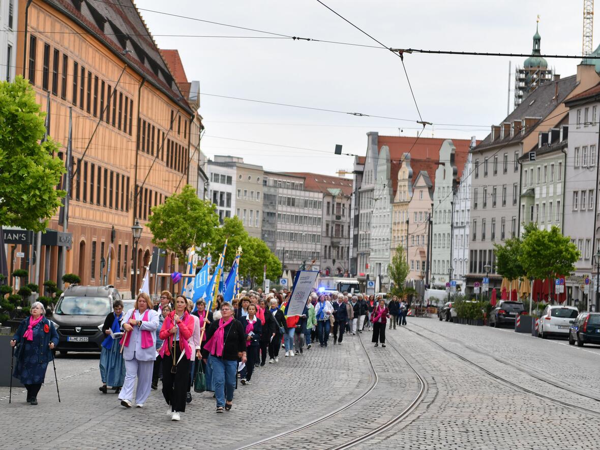 Der Pilgerzug schlängelte sich durch die noch morgendlich ruhige Prachtstraße von Augsburg. (Foto: Maria / Rösch) 