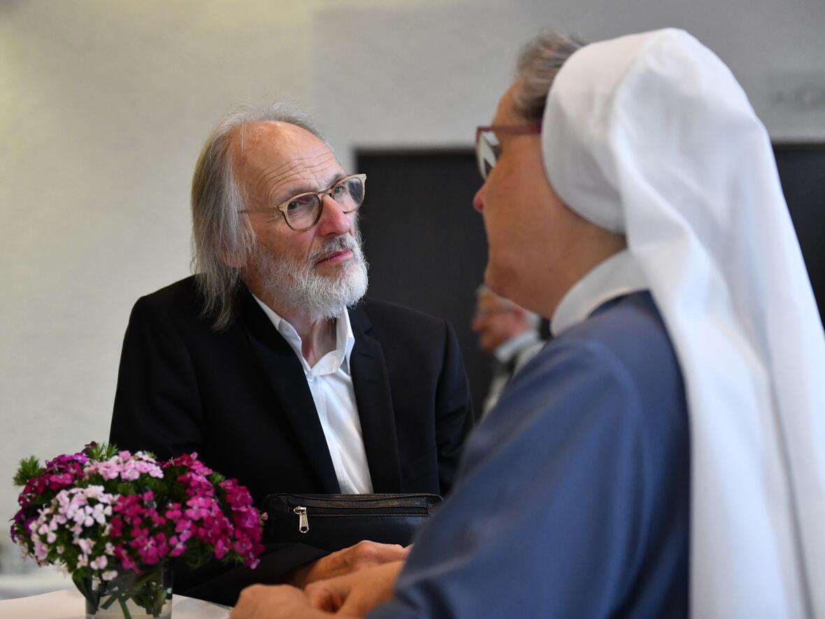Sich austauschen und einander zuhören: Dazu hatten die Teilnehmenden beim "Tag der geschwisterlichen Seelsorge" im Rahmen der Ulrichswoche viele Gelegenheiten. (Fotos: Maria Rösch / pba)