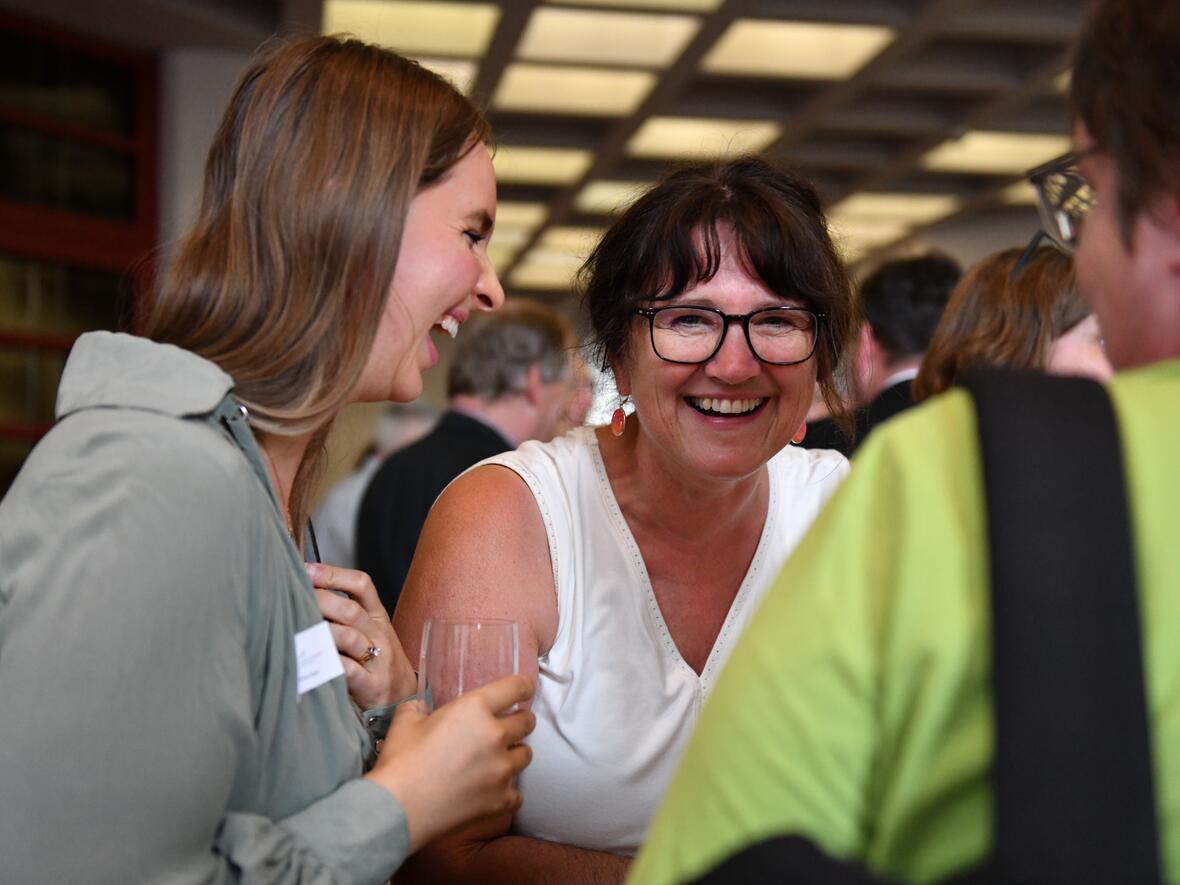 Durchwegs gute Stimmung: Es ging fröhlich zu bei den Gesprächen in den Pausen. (Foto: Maria Rösch / pba) 
