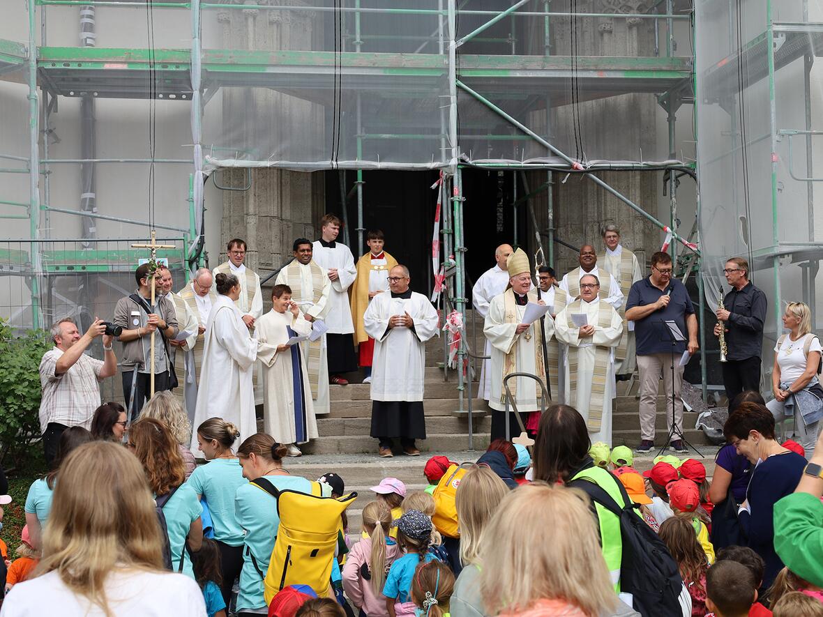 Weihbischof Dr. Dr. Losinger und Diözesan-Caritasdirektor Diakon Markus Müller begrüßenvor der St. Ulrichs und Afra Basilika die Kinder der katholischen Kindertageseinrichtungen zum Ulrichs-Wallfahrtsgottesdienst. (Foto: Bernhard Gattner / Caritas)