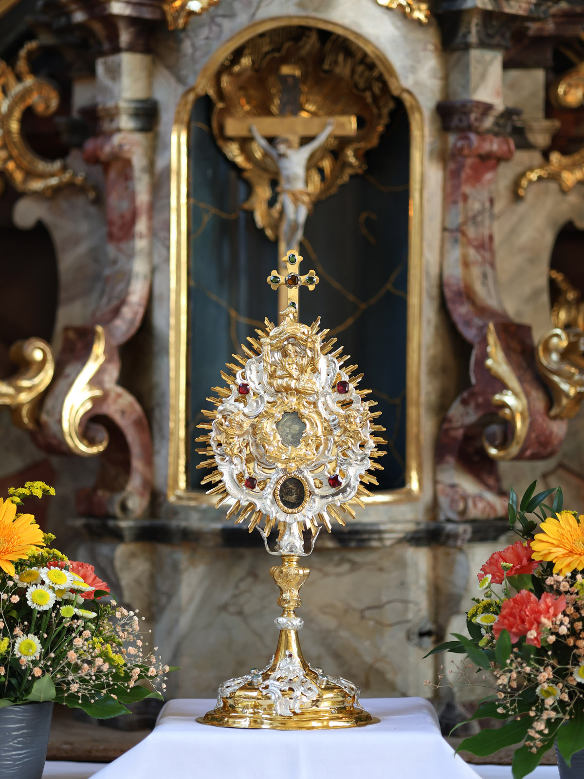 Mit dem barocken Reliquiar wurde am Ende des Gottesdienstes der Segen gespendet.