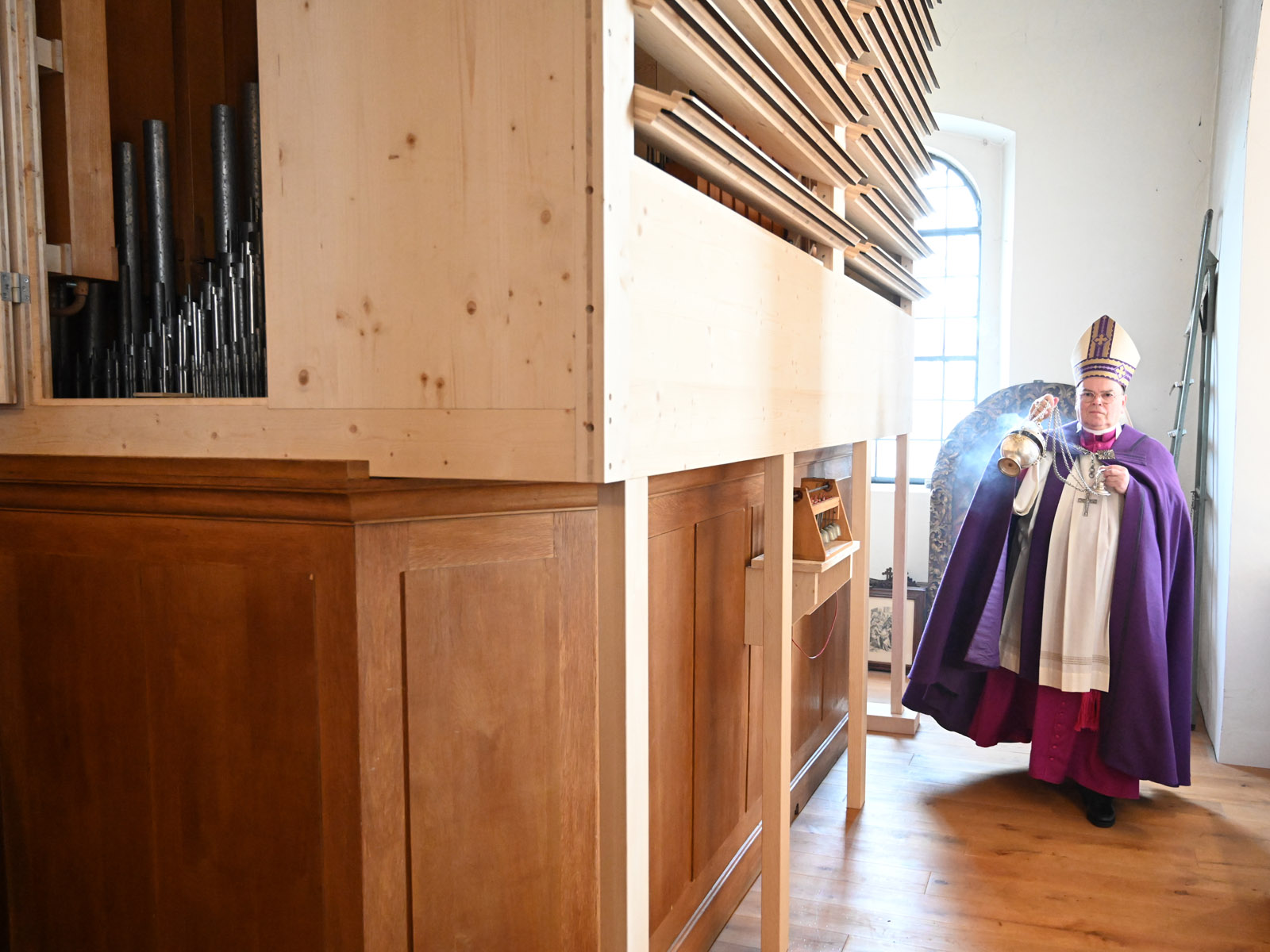 Mit Weihwasser und Weihrauch wurde die Chororgel in ihrer neuen Heimat begrüßt (Foto: Julian Schmidt / pba)
