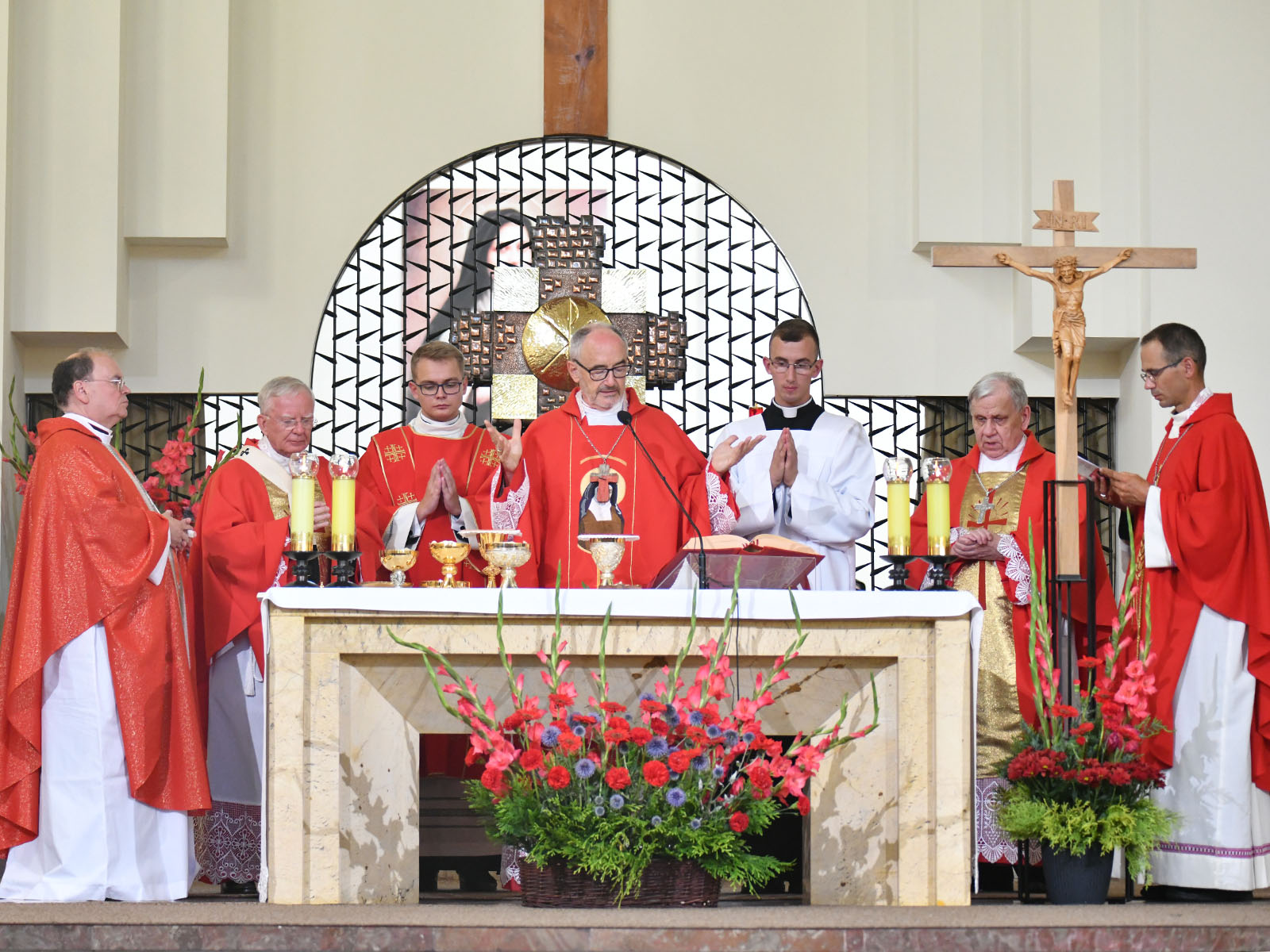 Bischof Bertram (l.) beim Festgottesdienst zu Ehren der hl. Edith Stein. In der Mitte Michael Kardinal Czerny.
