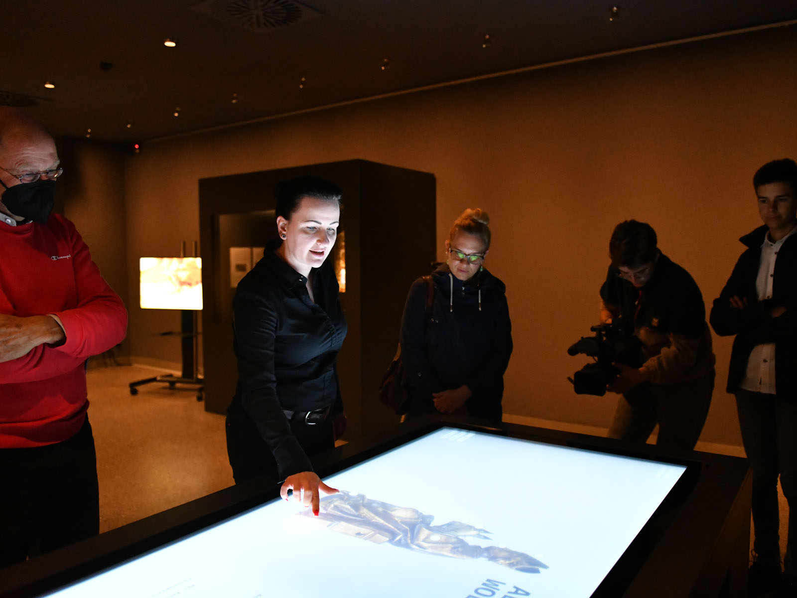 Am Multi-Touch-Tisch kann spielerisch mehr über die Herausforderungen musealer Restauration gelernt werden.