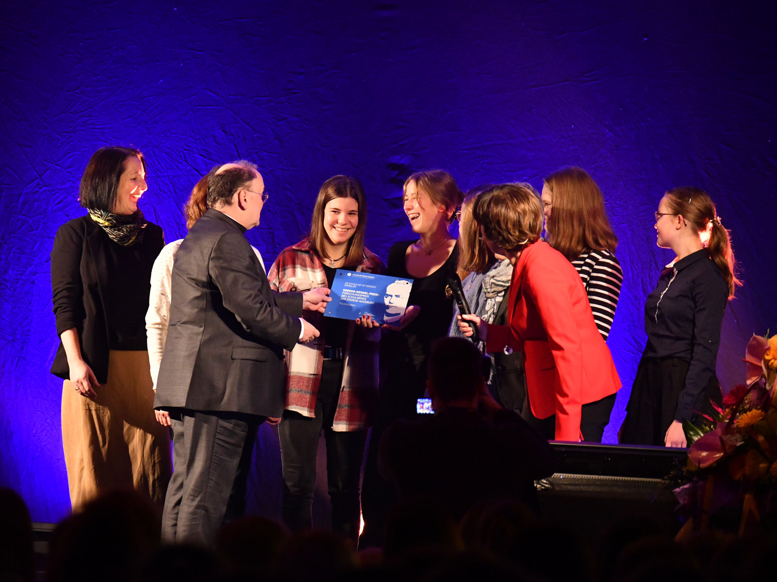 Bischof Bertram überreicht den ersten Preis an Vertreterinnen des Maria-Ward-Gymnasiums Augsburg.