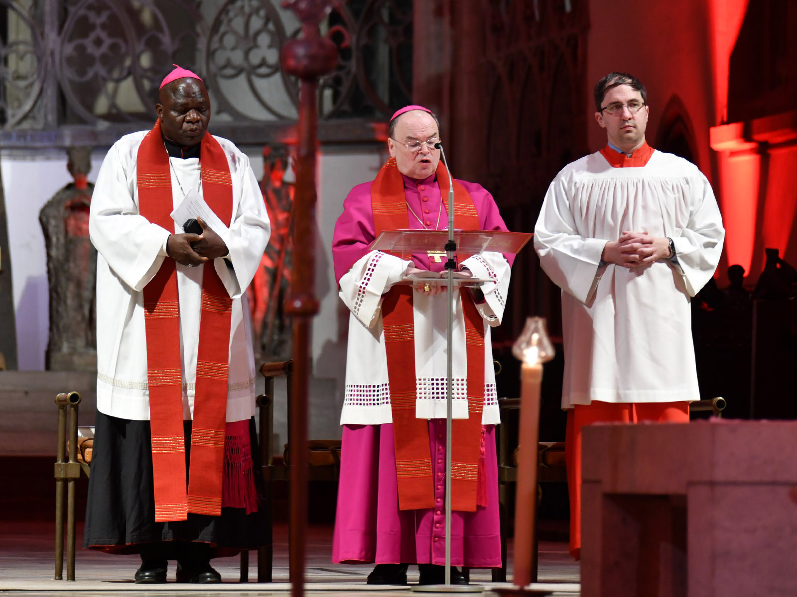 Weihbischof Bakeni und Bischof Bertram im Hohen Dom zu Augsburg.