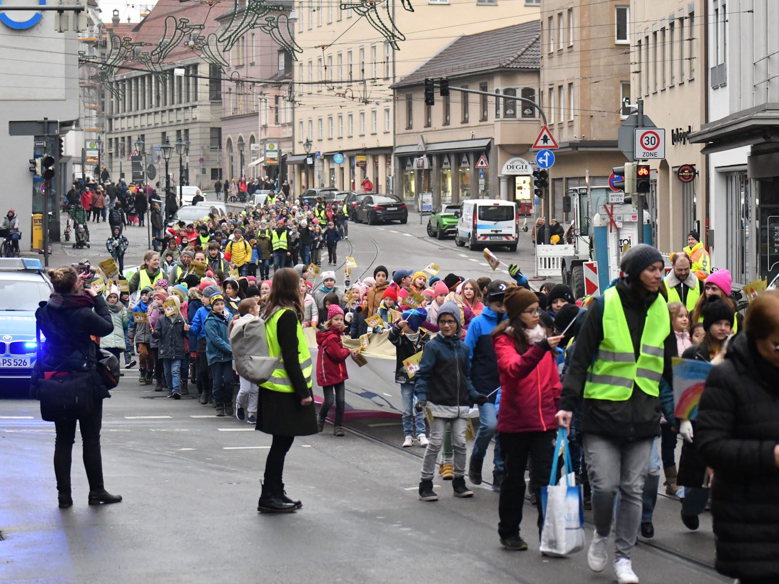 Mehr als 500 Kinder, Jugendliche und Erwachsene zogen vom Dom zum Elias-Holl-Platz.
