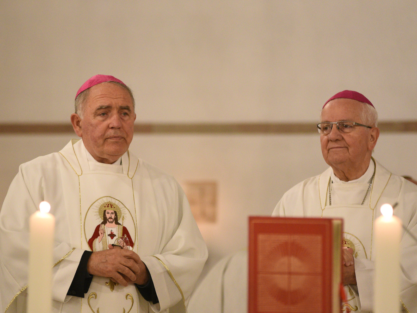 (v.l.) Bischof em. Ilija Janjić und Bischof Franjo Komarica.