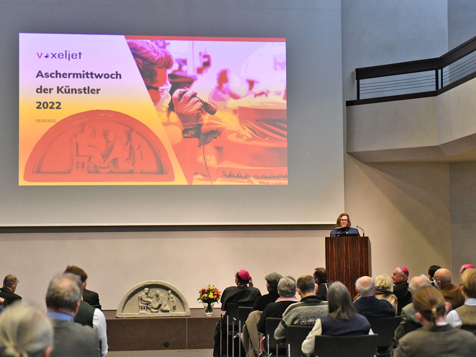 Prof. Gerda Riedl stellte das Tympanon im Haus Sankt Ulrich vor.