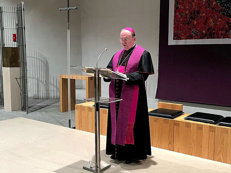 Empfang für Partner im christlich-islamischen Dialog in Stuttgart-Hohenheim_Begrüßung Bischof Bertram (Foto Deutsche Bischofskonferenz_Marko Orlovic) 2