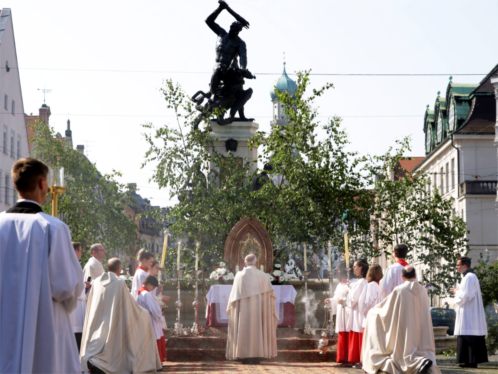 Traditionell macht die Prozession an vier Statio-Altären halt - so auch hier am Herkulesbrunnen.