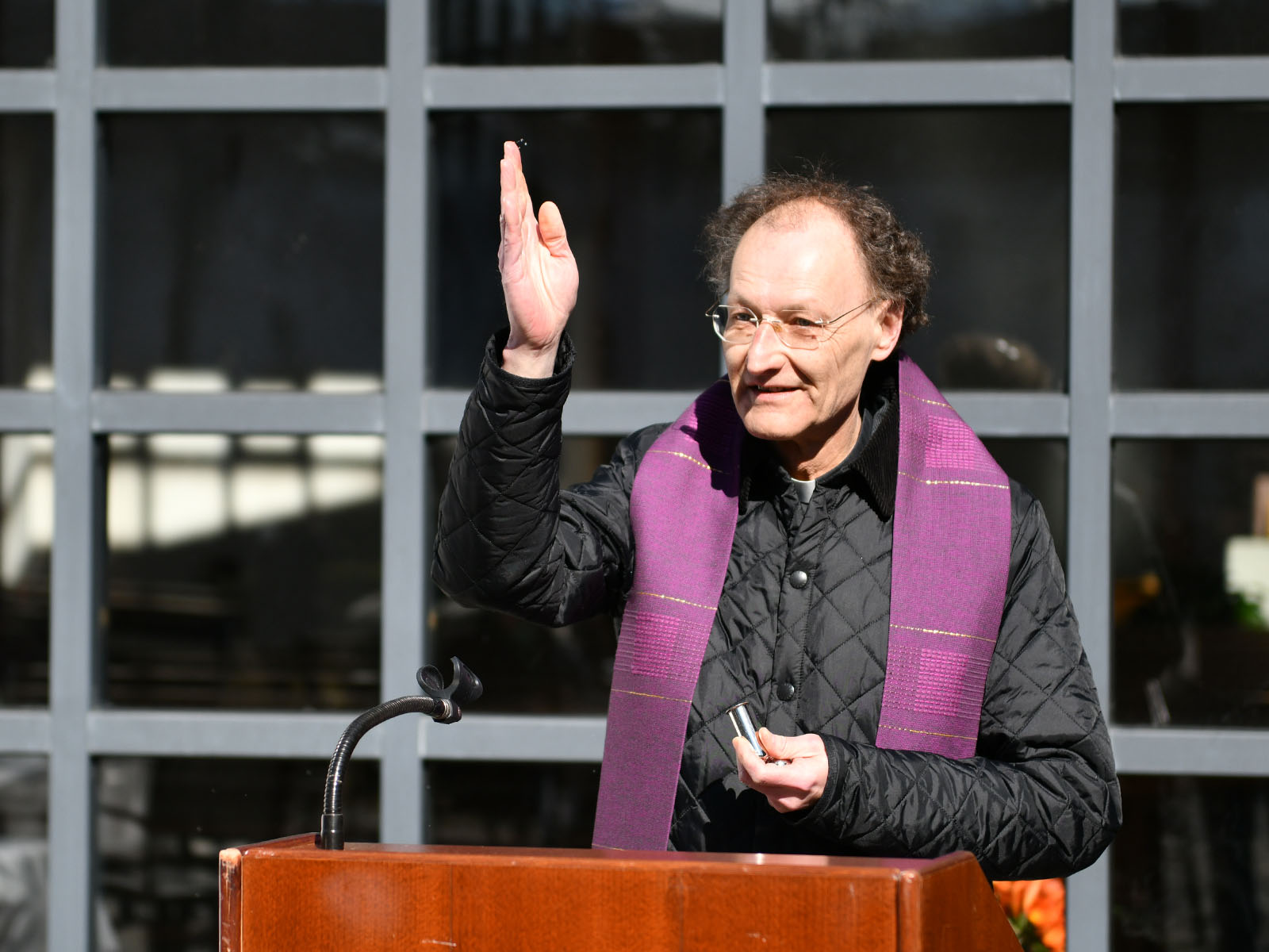 Generalvikar Dr. Wolfgang Hacker segnet die Baustelle.