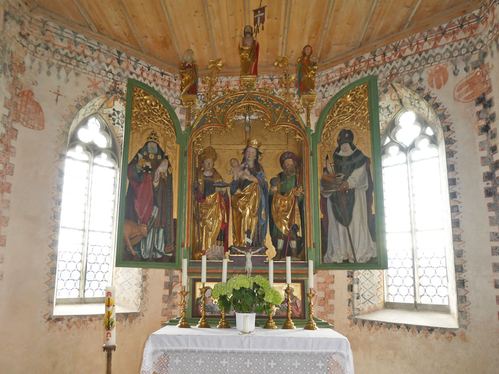 Der Hochaltar der Genhofener Stephanskapelle wurde 1523 vom Hofmaler des Fürstabts von Kempten Adam Schlantz gefertigt.