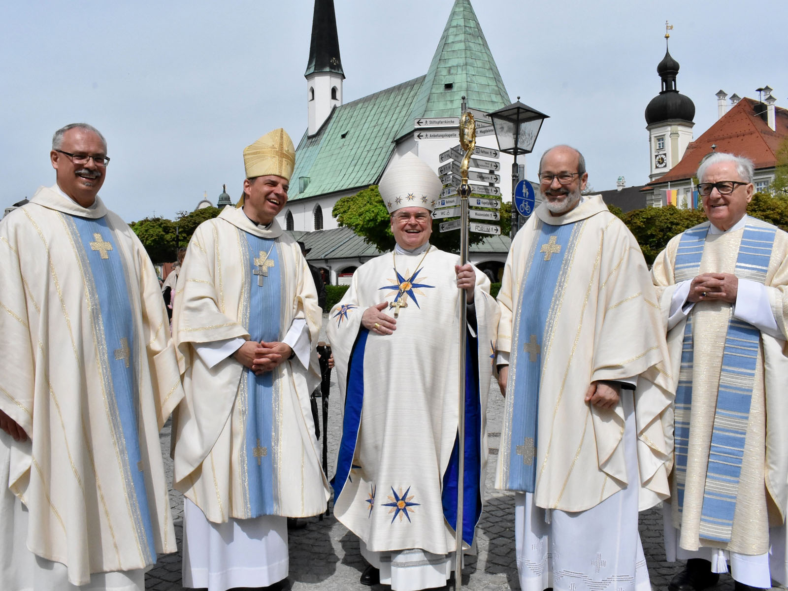 (v.l.) Wallfahrtsadministrator Prälat Dr. Klaus Metzl, Bischof Dr. Stefan Oster, Bischof Dr. Bertram Meier, Br. Marinus Partzinger OfmCap, Wallfahrtsadministrator i.R. Günther Mandl.