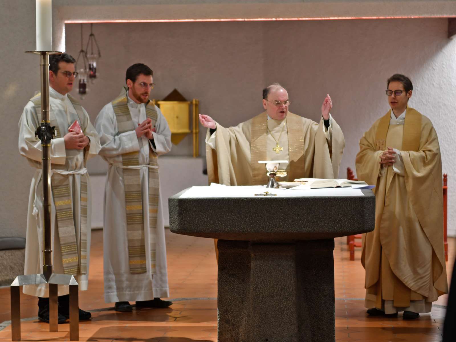 Bei der Heiligen Messe betonte Bischof Bertram, dass immer wieder neue Wege zur Verkündigung des Evangeliums gefunden werden müssten.