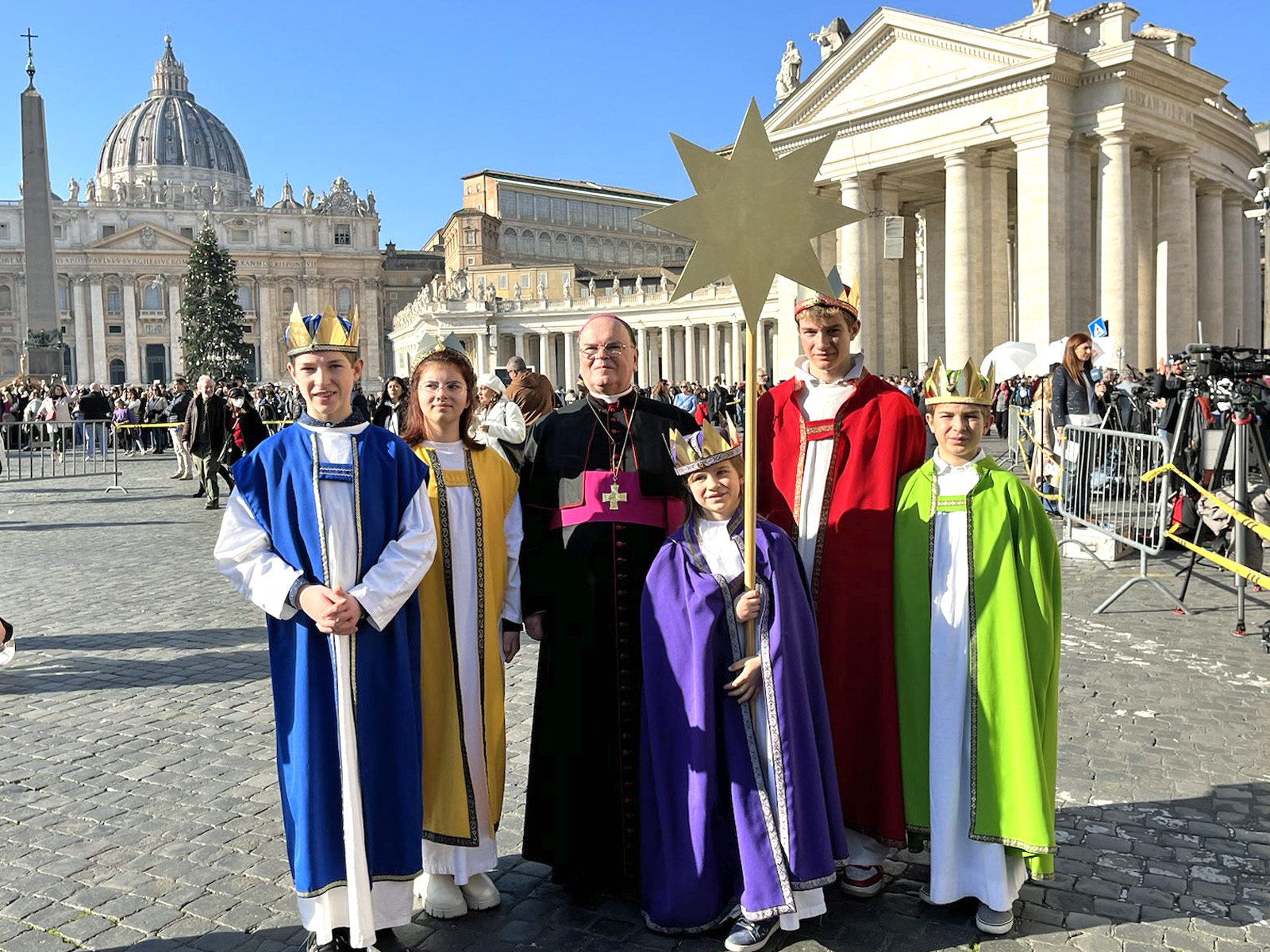 Die Kemptener Sternsinger nach dem Neujahrsgottesdienst gemeinsam mit Bischof Bertram auf dem Petersplatz. (Foto: Peter Frasch)