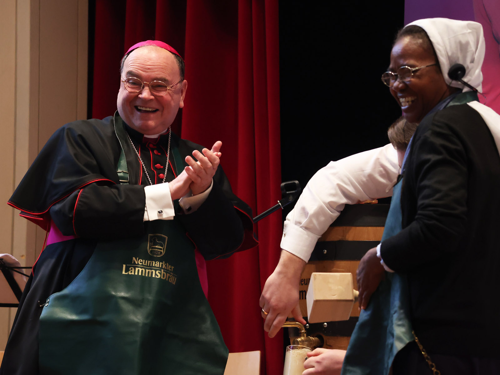 Der traditionelle Fassanstich beim Empfang im Anschluss des Misereor-Eröffnungsgottesdienstes (Foto: Julian Schmidt / pba)