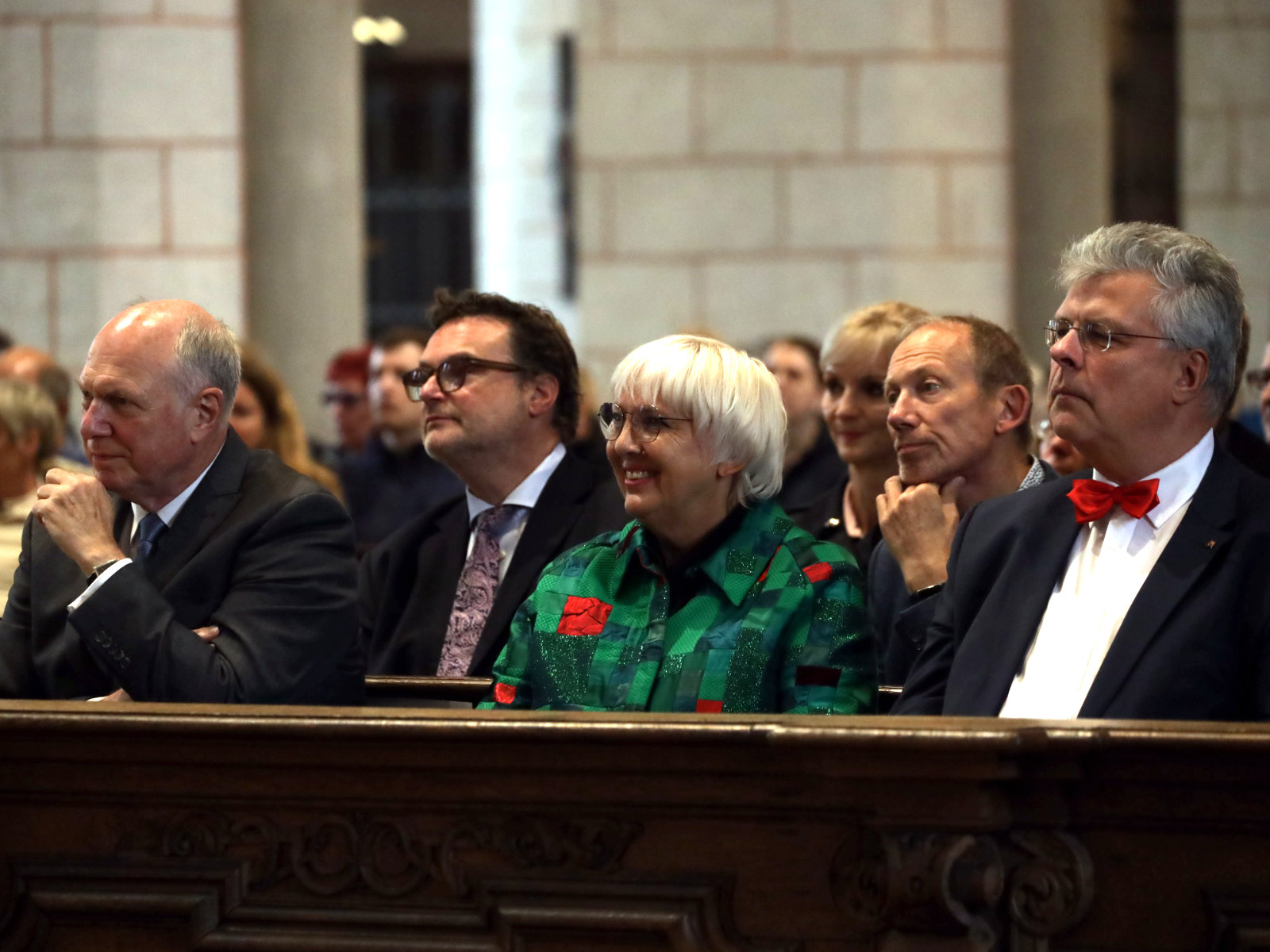 Der Orgel lauschend (vordere Reihe v. l.): Musikratspräsident Prof. Martin Maria Krüger, Staatsministerin Claudia Roth, Musikratsgeneralsekretär Prof. Christian Höppner.