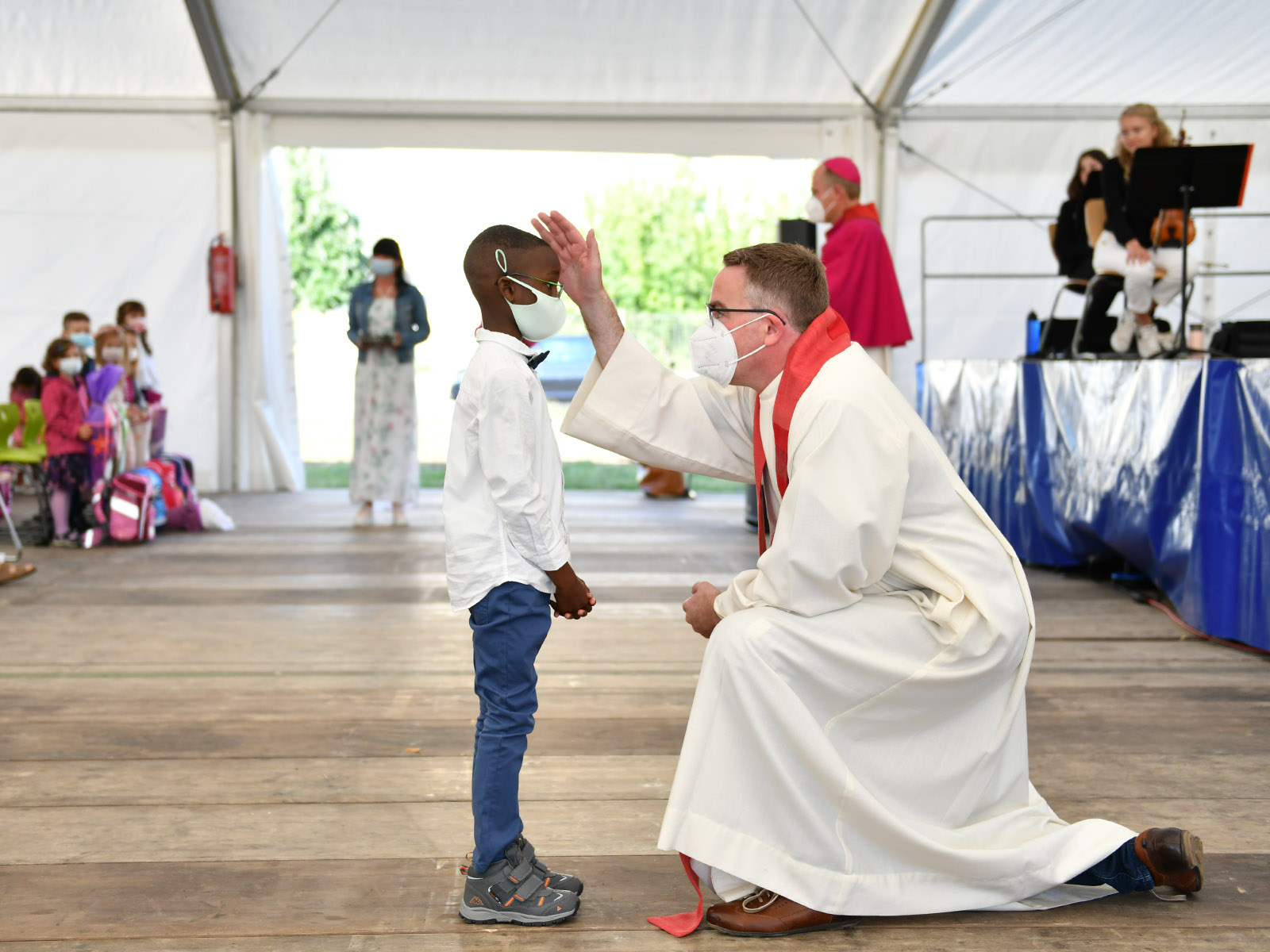 Pater Christoph Lentz spendet einem Buben den Einzelsegen.