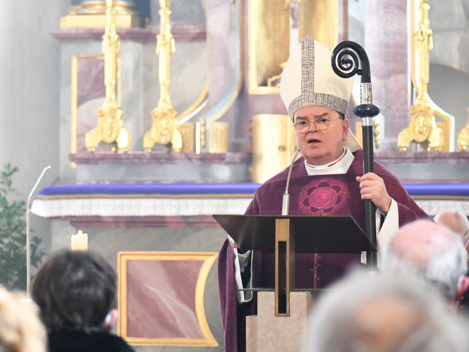 Bischof Bertram bei der Predigt.