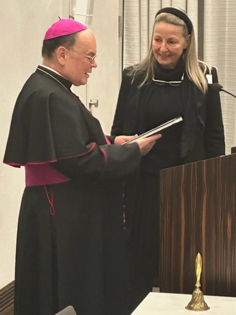 Bischof Bertram mit der Obersten Schutzfrau des Sternkreuzordens, Gabriela von Habsburg (Foto: Sternkreuzorden)