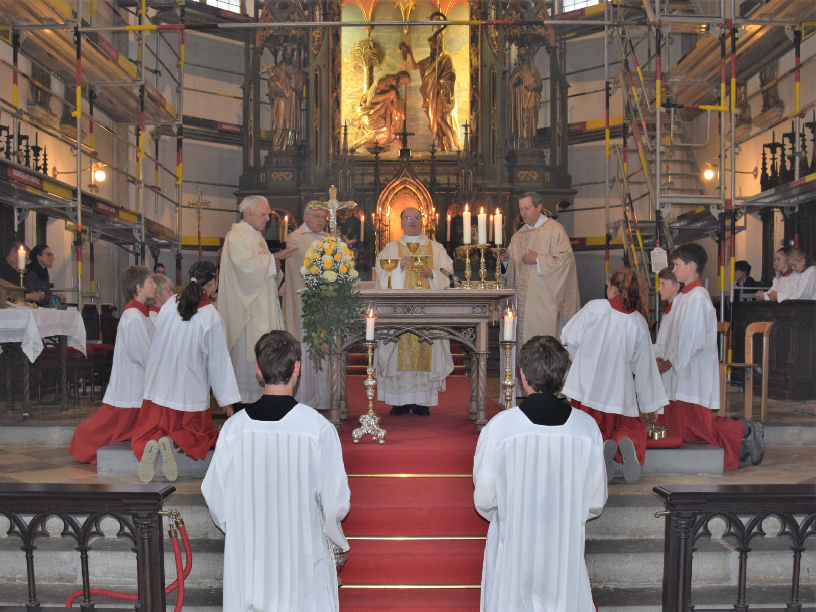 Unter dem Gerüst im Chorraum (v.l.): Ruhestandsgeistlicher Karl Laurer, Pfarrer Hans-Ulrich Schneider, Bischof Bertram und Pfarrer Martin Finkel.