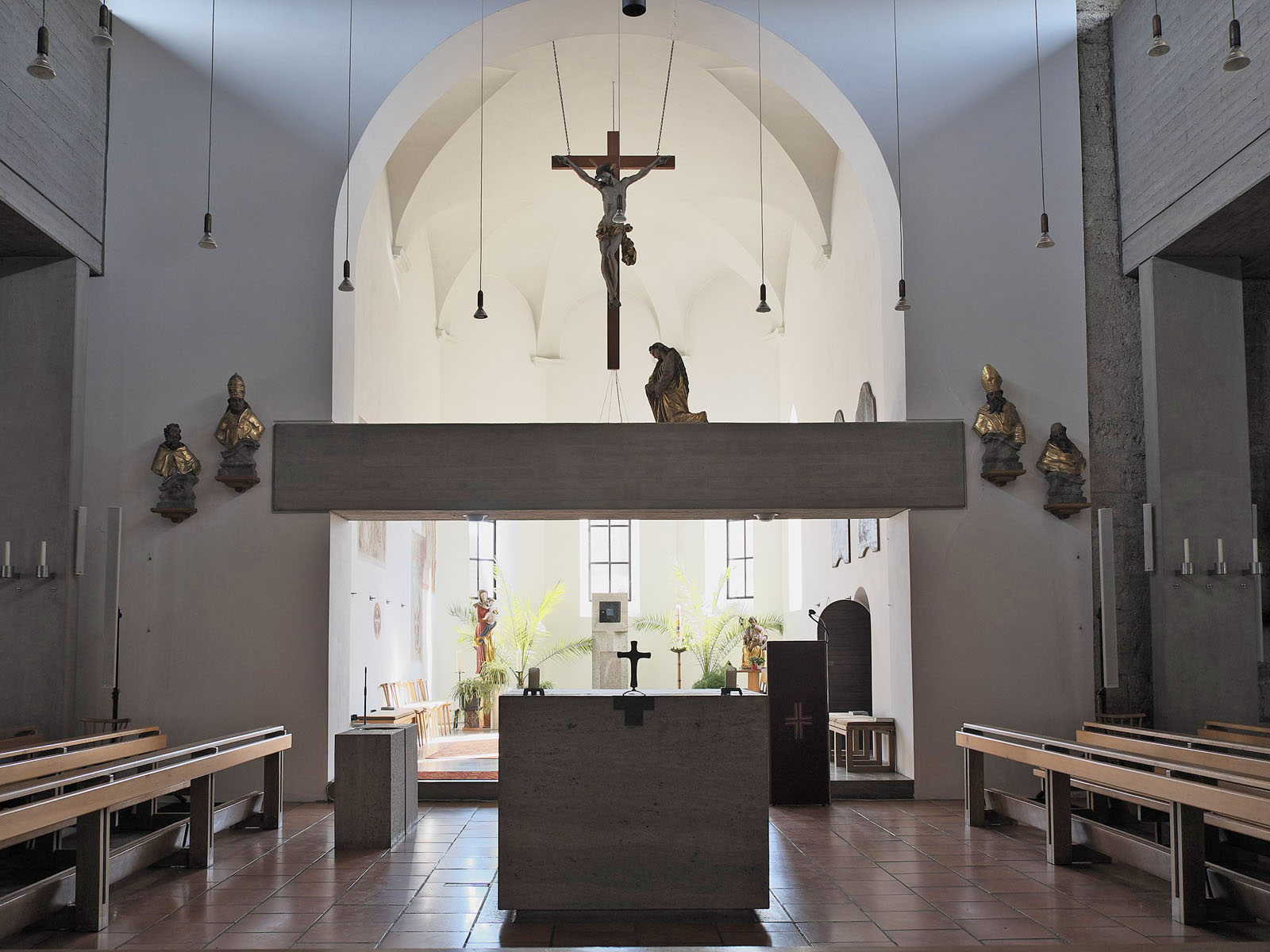 Die Pfarrkirche St. Peter in Wielenbach von innen.