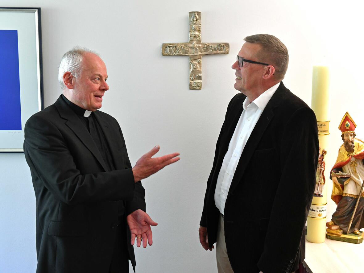 Im Gespräch über Künstliche Intelligenz und Fachkräftemangel: Weihbischof Dr. Dr. Anton Losinger und Ralf Holtzwart von der Bundesagentur für Arbeit. (Fotos: Nicolas Schnall / pba)