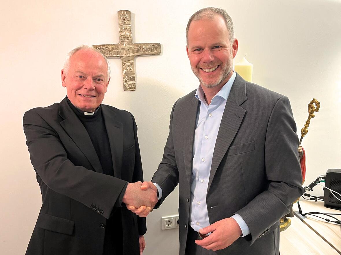 Gemeinsame Sichtweisen festgestellt: Weihbischof Dr. Dr. Anton Losinger und Dr. Markus Schmitz, Vorsitzender der Geschäftsführung in der Regionaldirektion Bayern der Bundesagentur für Arbeit, nach ihrem Gespräch über Chancen und Risiken beim Einsatz von KI (Foto: pba/Ulrich Bobinger).